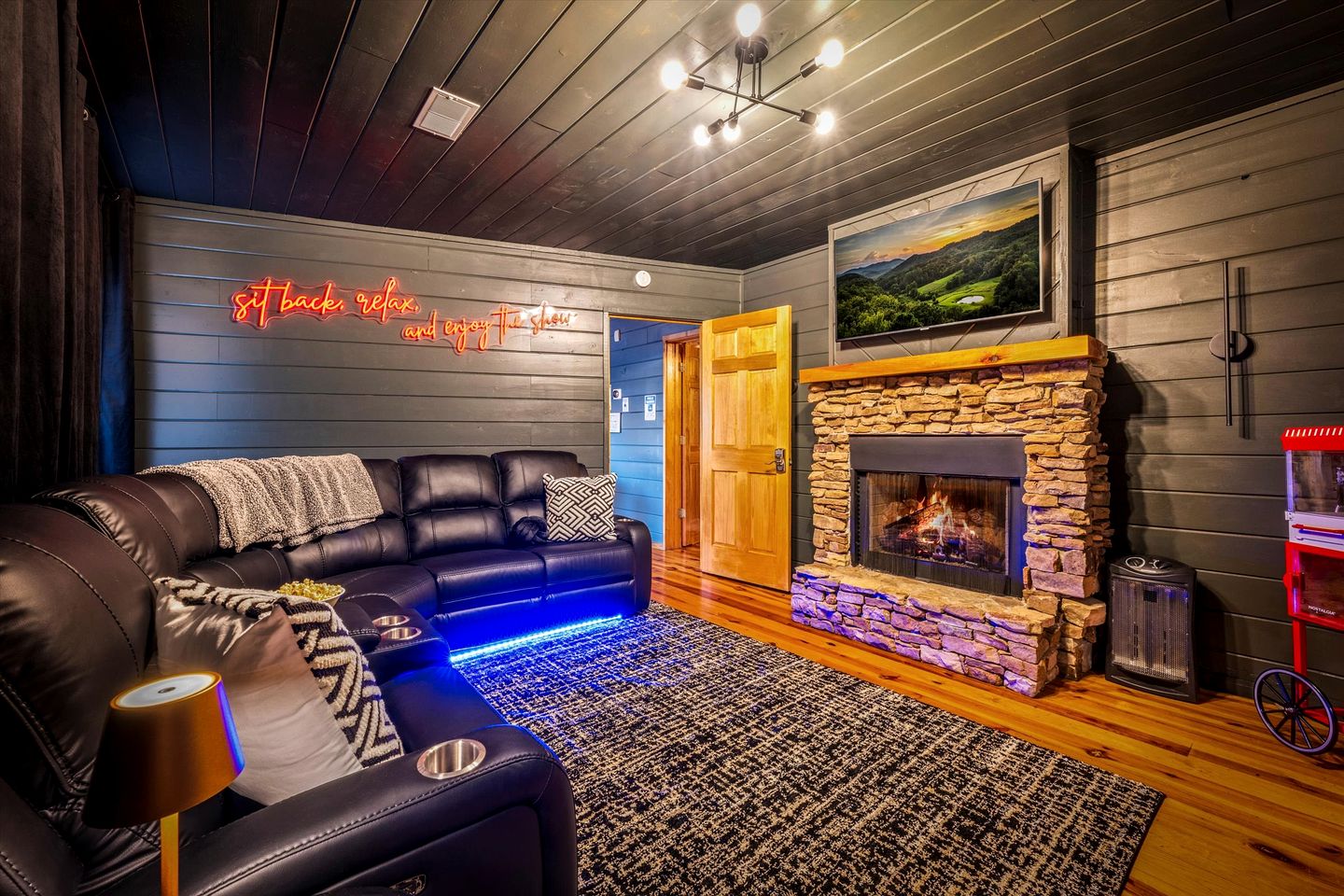 Spacious Cabin with Game Room, Hot Tub & 3 Decks Near Smoky Mountains, Sevierville, TN