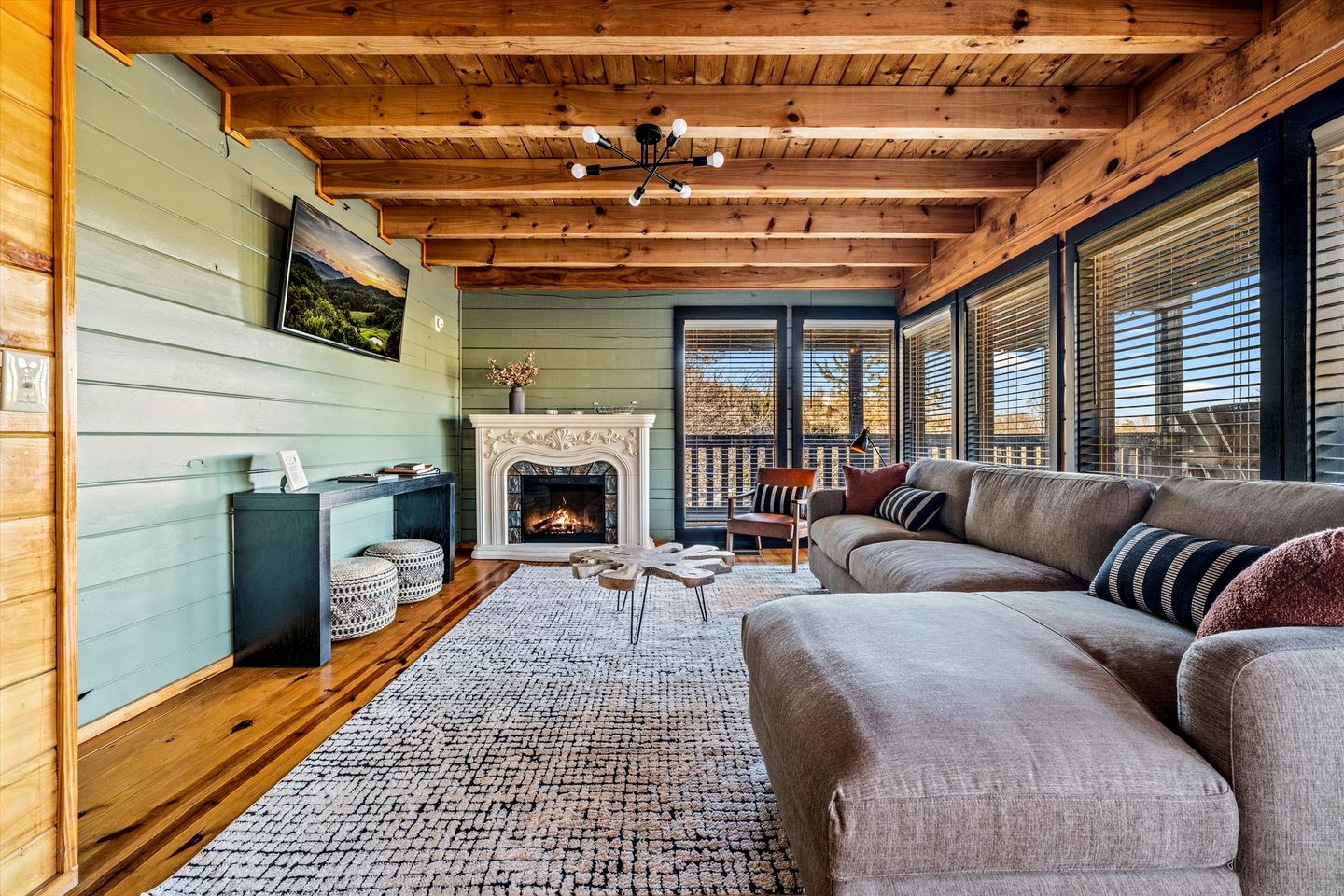 Spacious Cabin with Game Room, Hot Tub & 3 Decks Near Smoky Mountains, Sevierville, TN