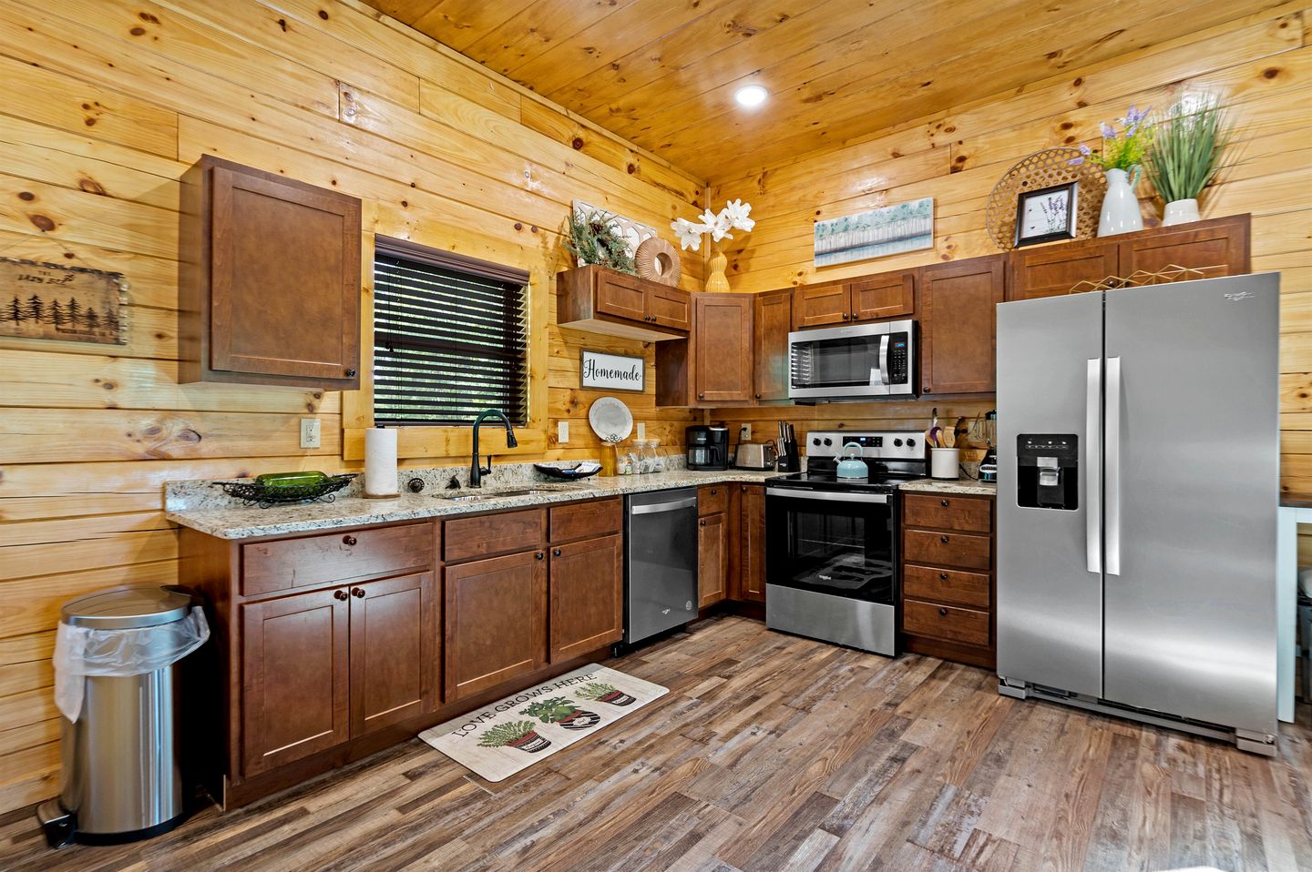 The Lazy Bee Log Cabin Retreat Sevierville, TN