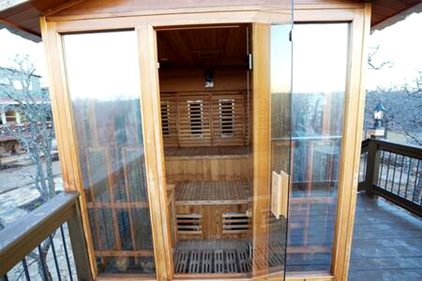 Spacious Cabin on Lake Bridgeport with Private Hot Tub and Fire-Pit, Ideal for Family Vacations in Texas