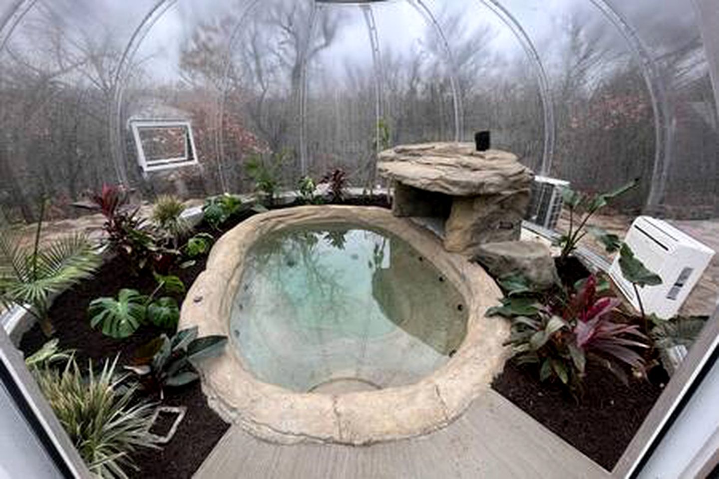 Spacious Cabin on Lake Bridgeport with Private Hot Tub and Fire-Pit, Ideal for Family Vacations in Texas