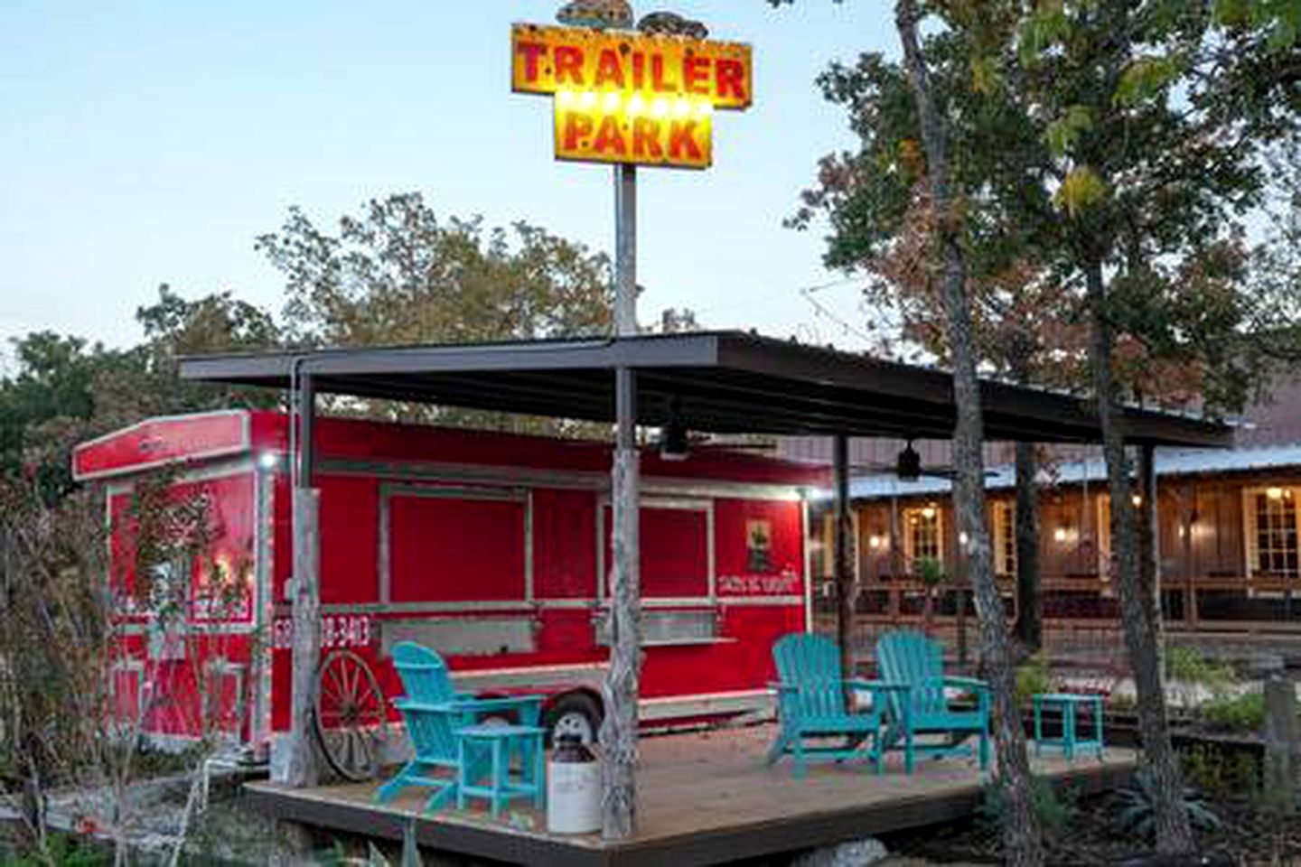 Spacious Cabin on Lake Bridgeport with Private Hot Tub and Fire-Pit, Ideal for Family Vacations in Texas