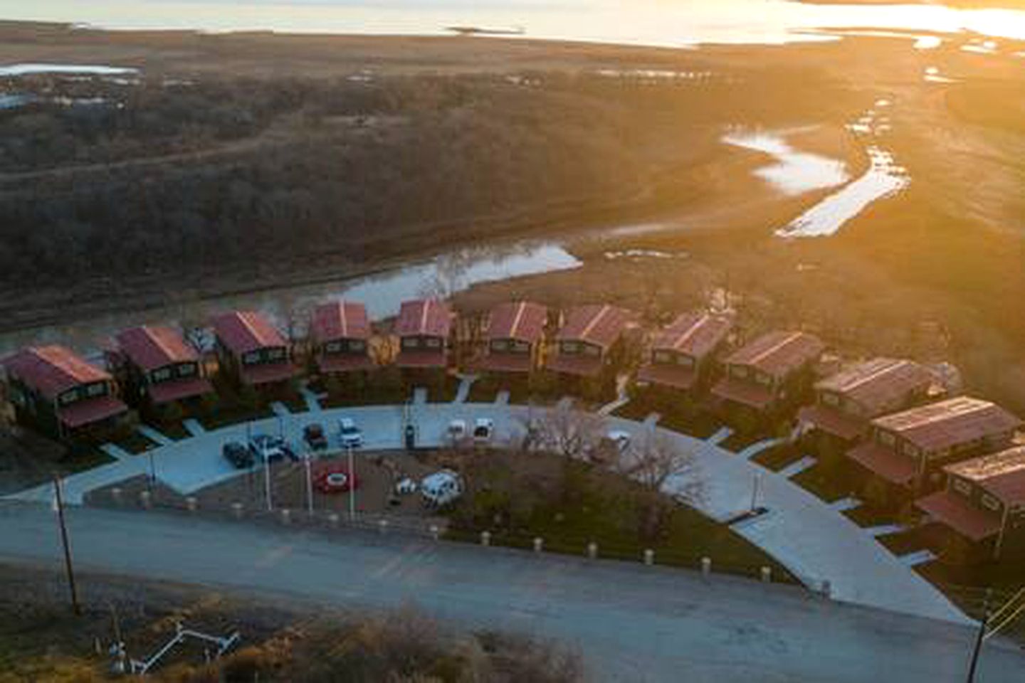 Spacious Cabin on Lake Bridgeport with Private Hot Tub and Fire-Pit, Ideal for Family Vacations in Texas