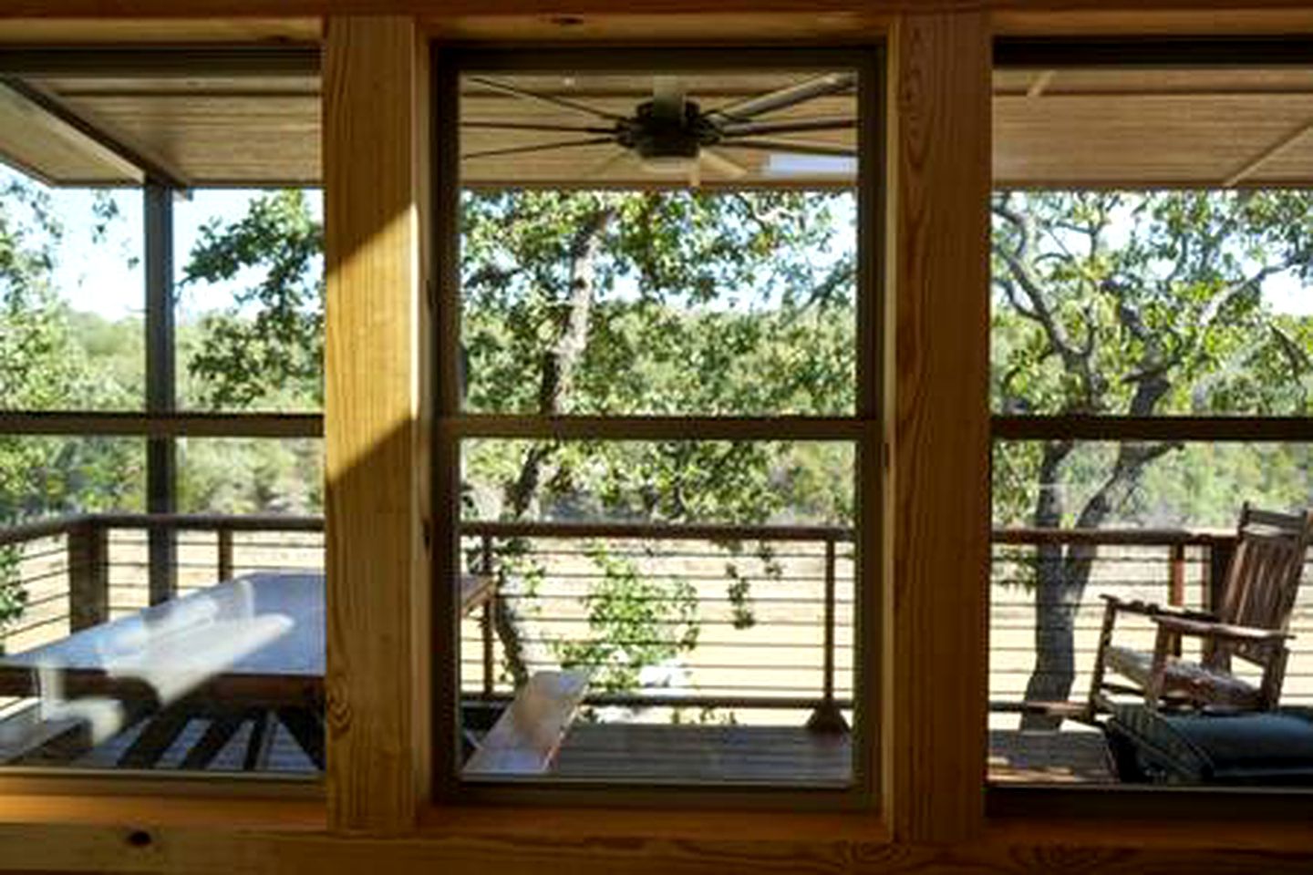 Spacious Cabin on Lake Bridgeport with Private Hot Tub and Fire-Pit, Ideal for Family Vacations in Texas