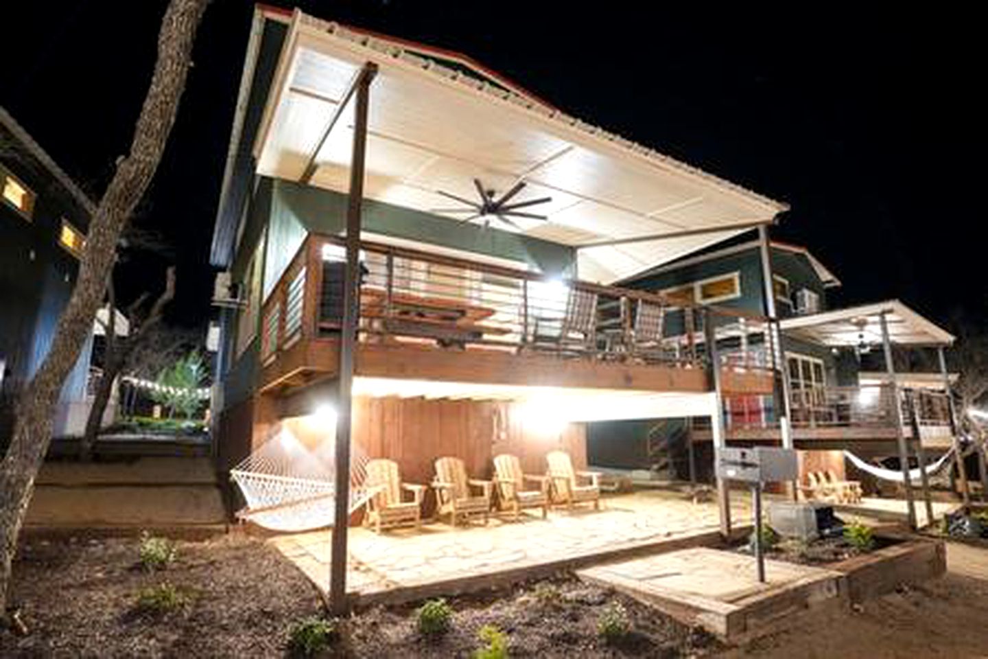 Spacious Cabin on Lake Bridgeport with Private Hot Tub and Fire-Pit, Ideal for Family Vacations in Texas