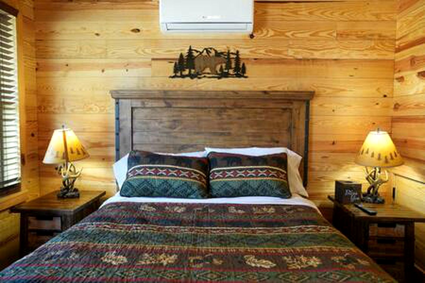 Spacious Cabin on Lake Bridgeport with Private Hot Tub and Fire-Pit, Ideal for Family Vacations in Texas