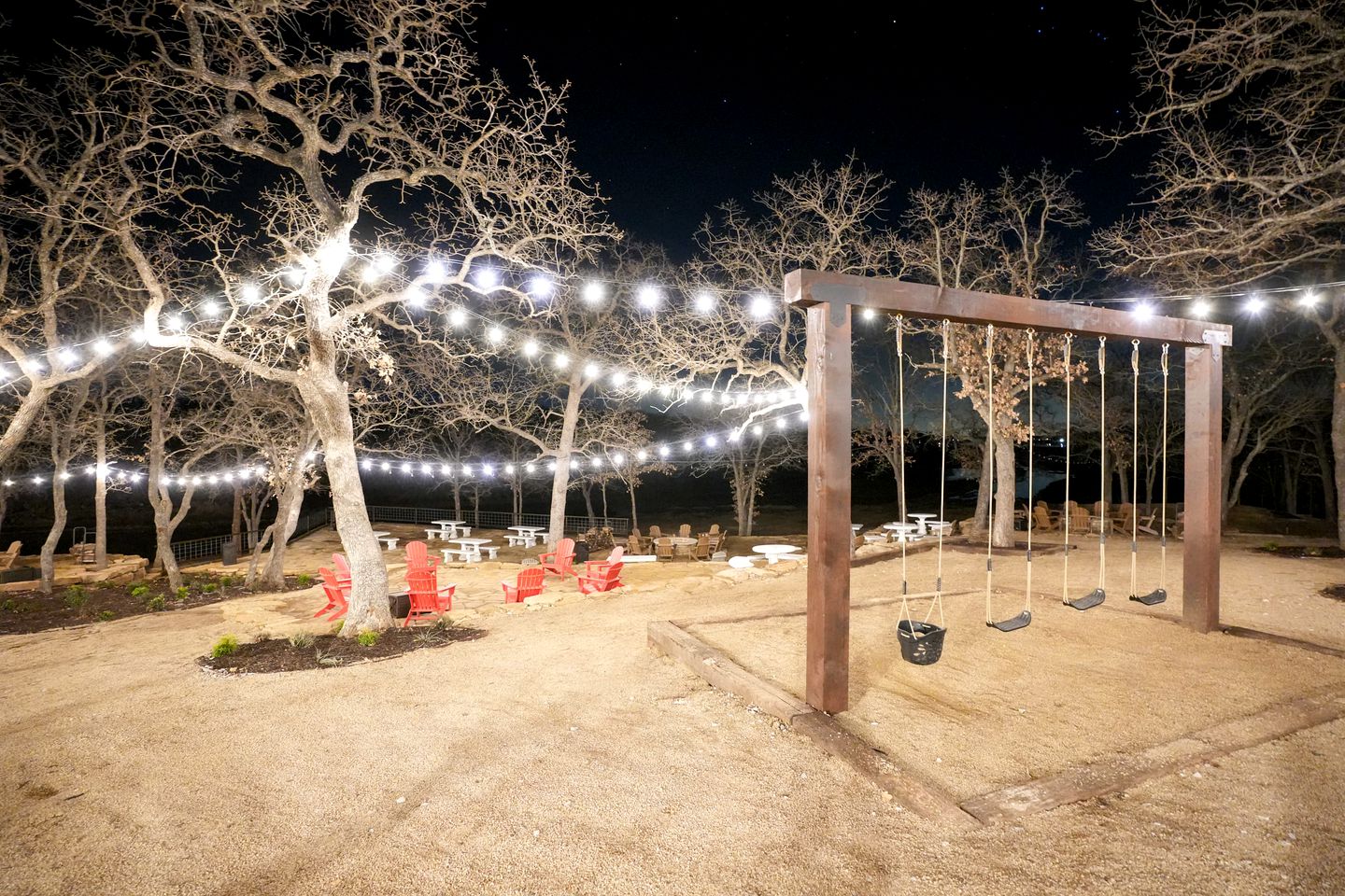 Spacious Cabin on Lake Bridgeport with Private Hot Tub and Fire-Pit, Ideal for Family Vacations in Texas