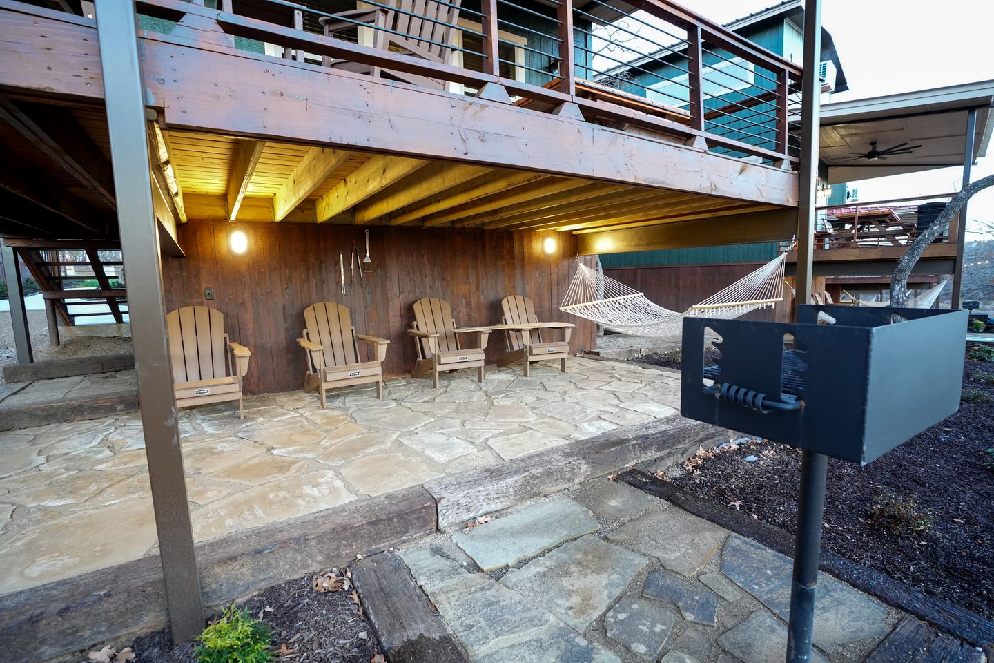 Spacious Cabin on Lake Bridgeport with Private Hot Tub and Fire-Pit, Ideal for Family Vacations in Texas