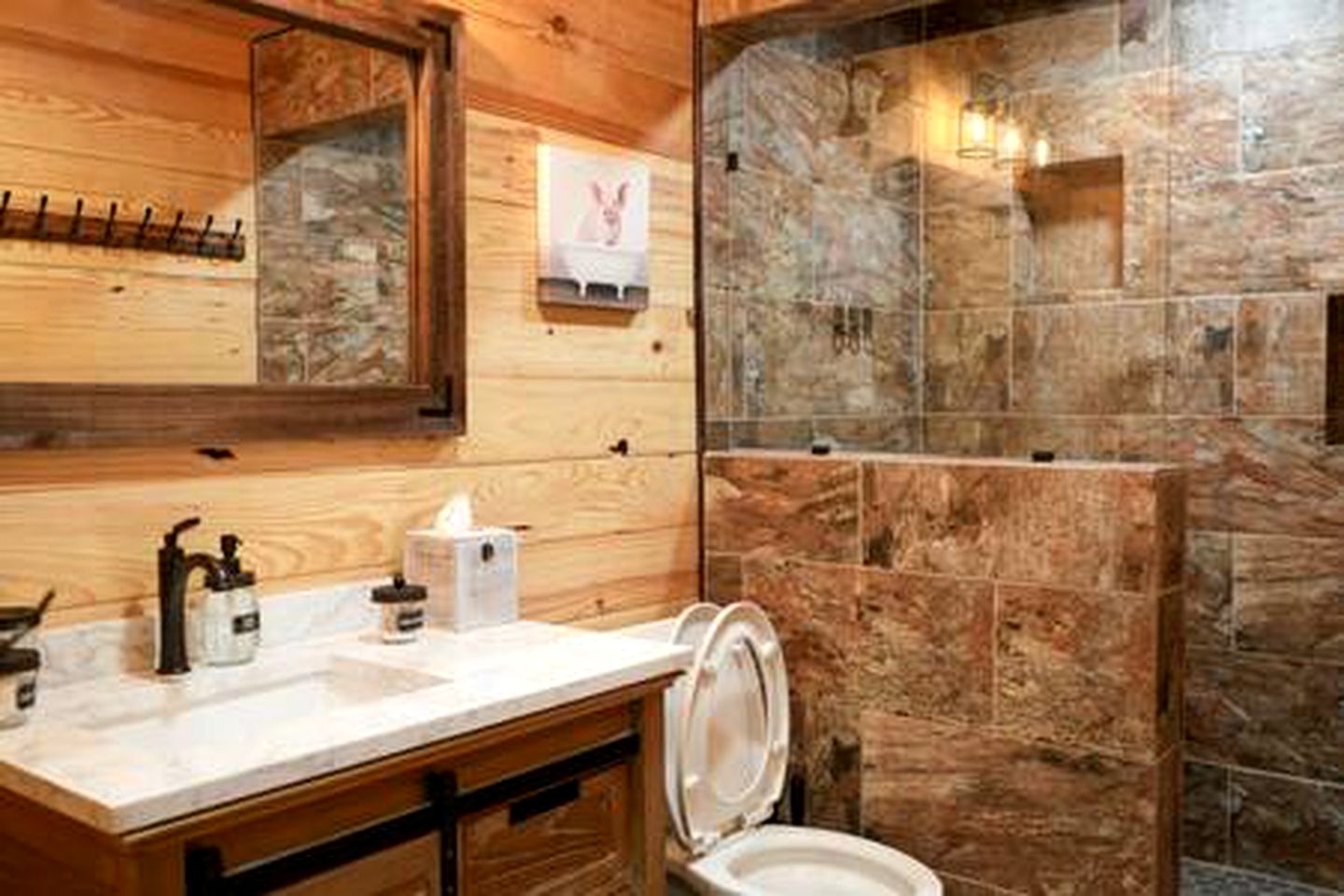 Spacious Cabin on Lake Bridgeport with Private Hot Tub and Fire-Pit, Ideal for Family Vacations in Texas