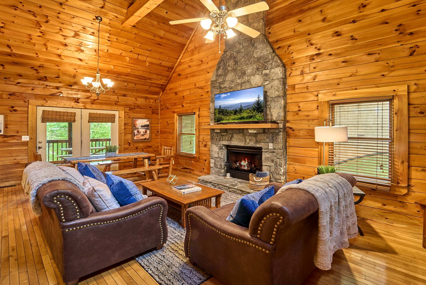 Spacious Cabin Retreat with Hot Tub & Games near Dollywood in Pigeon Forge, TN
