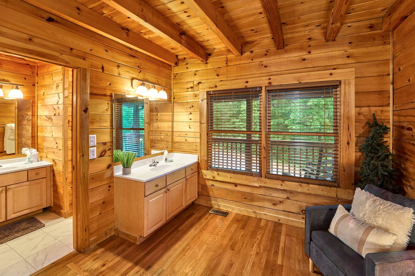 Spacious Cabin Retreat with Hot Tub & Games near Dollywood in Pigeon Forge, TN