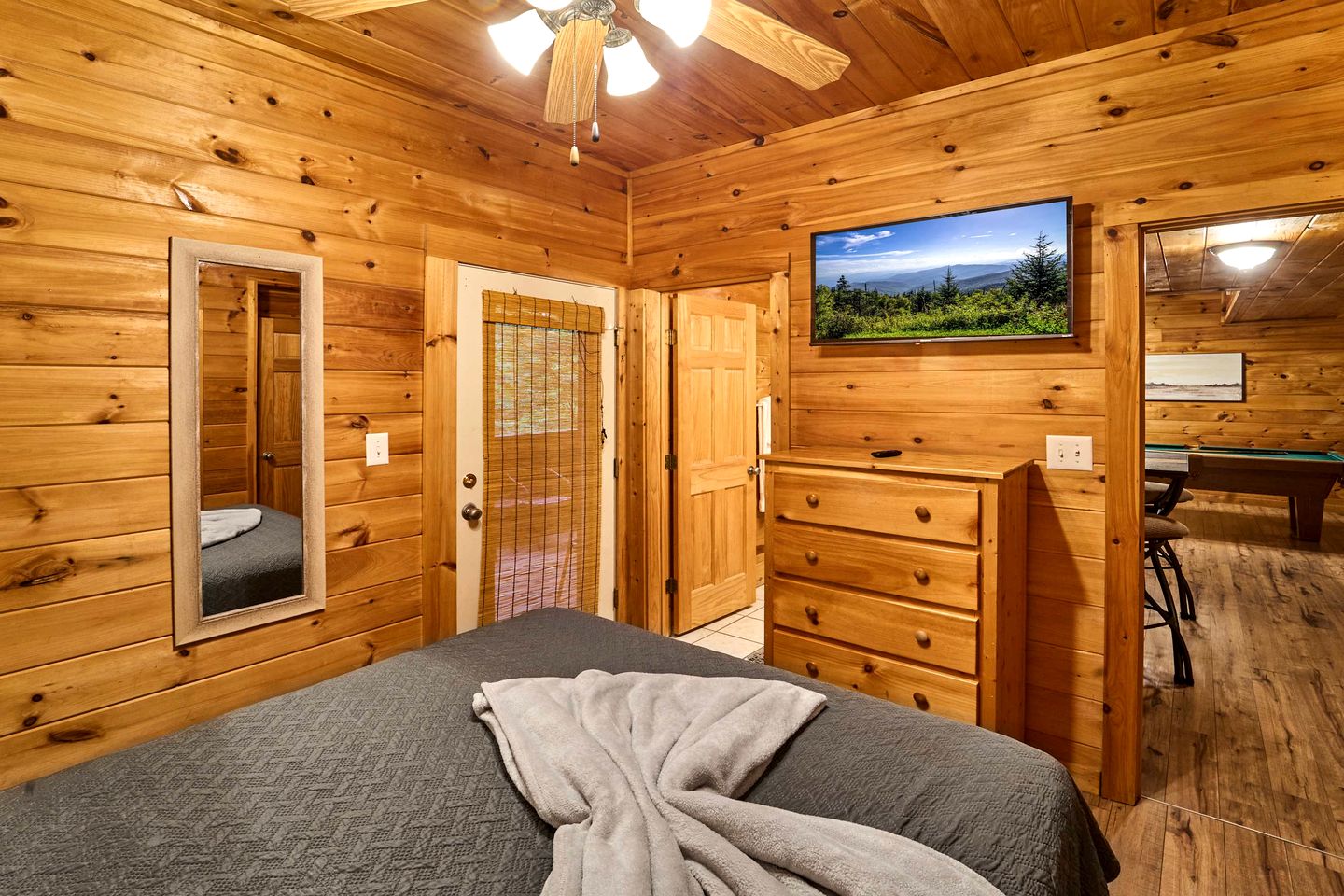 Spacious Cabin Retreat with Hot Tub & Games near Dollywood in Pigeon Forge, TN