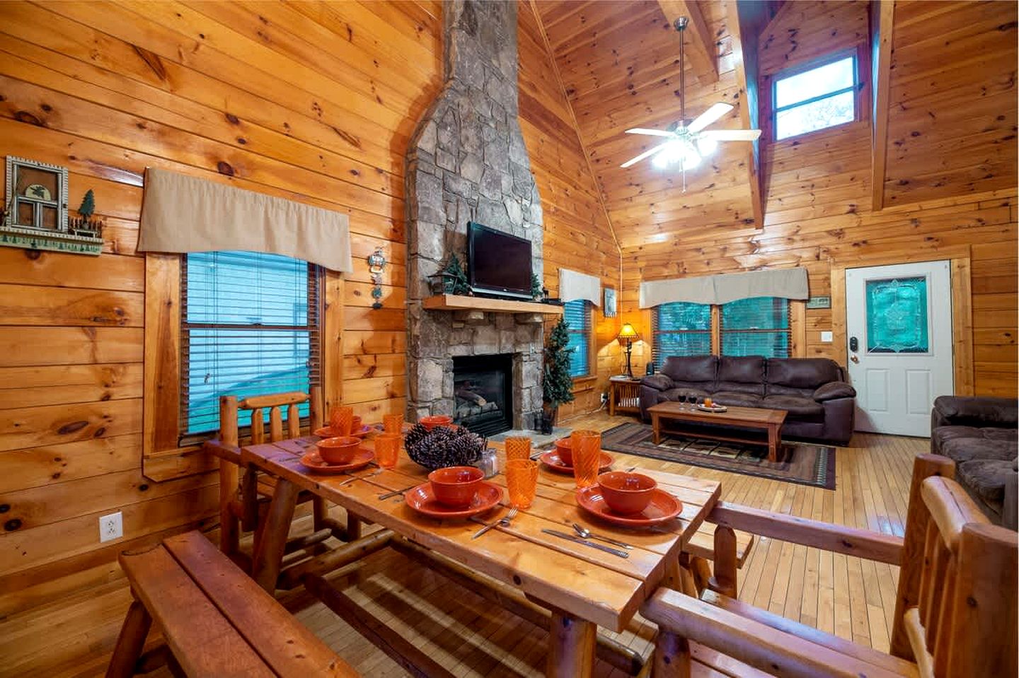 Spacious Cabin Retreat with Hot Tub & Games near Dollywood in Pigeon Forge, TN