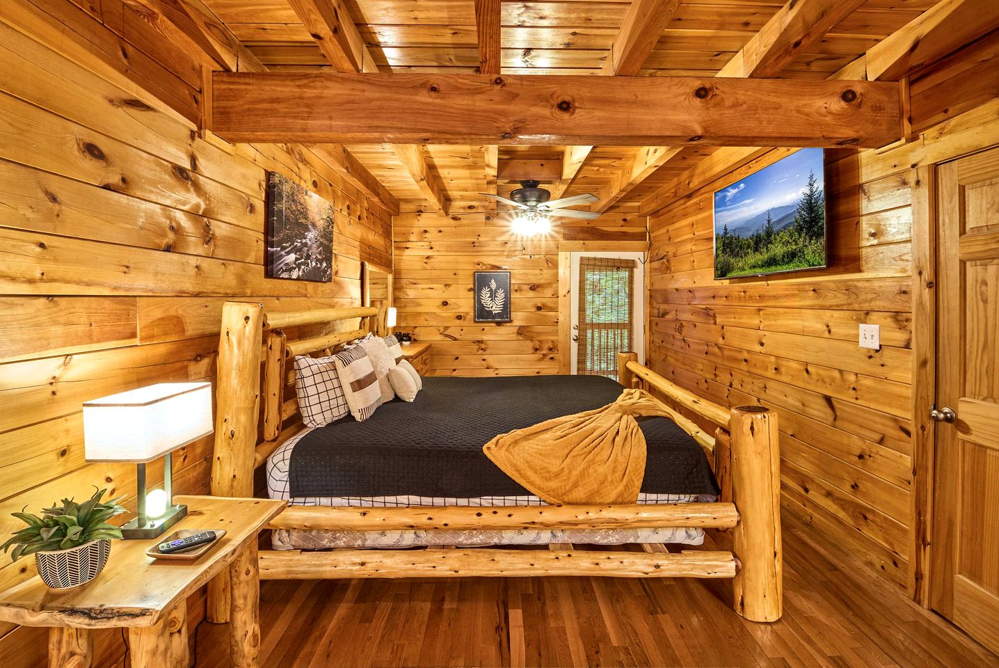 Spacious Cabin Retreat with Hot Tub & Games near Dollywood in Pigeon Forge, TN
