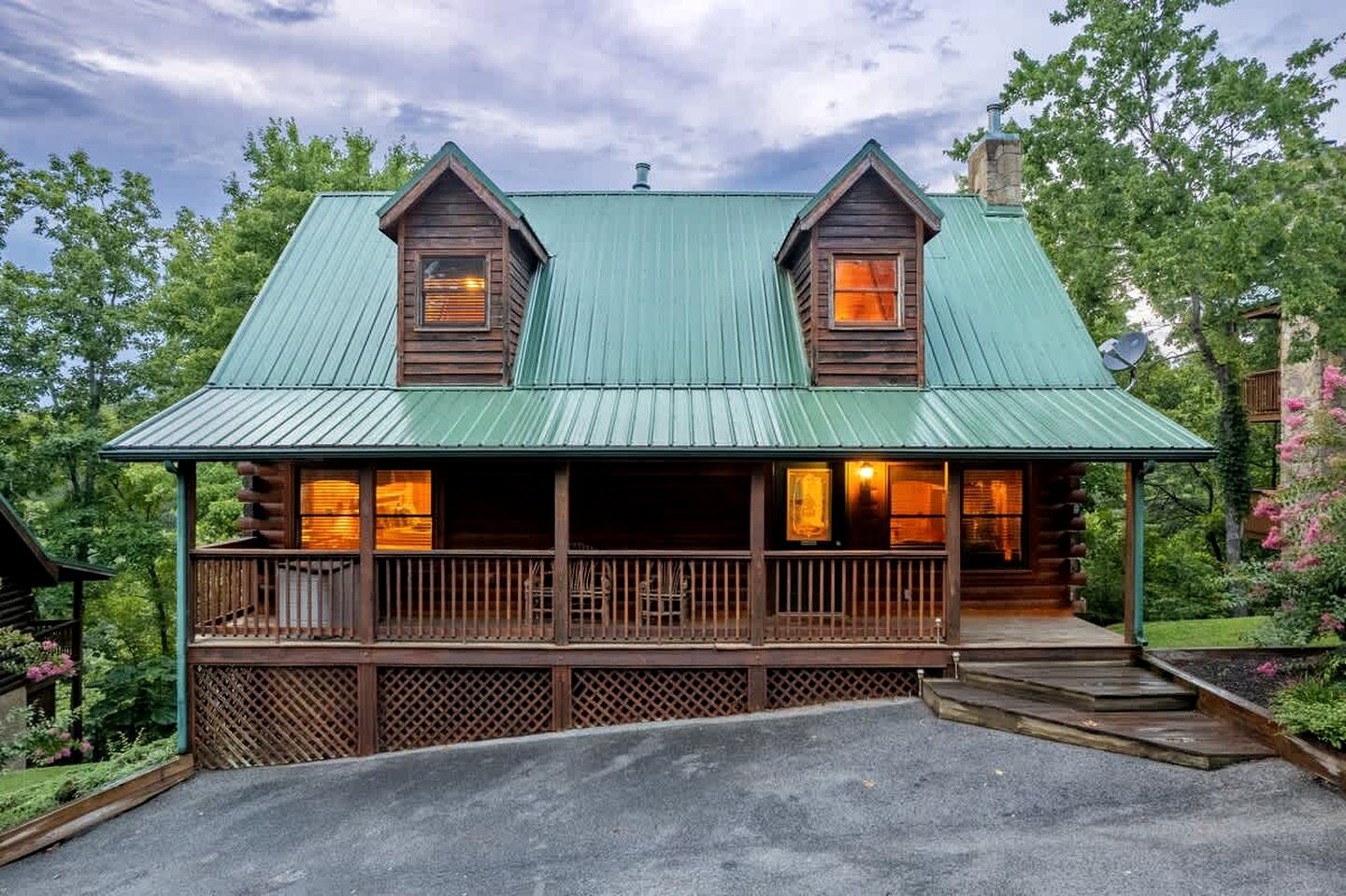 Spacious Cabin Retreat with Hot Tub & Games near Dollywood in Pigeon Forge, TN