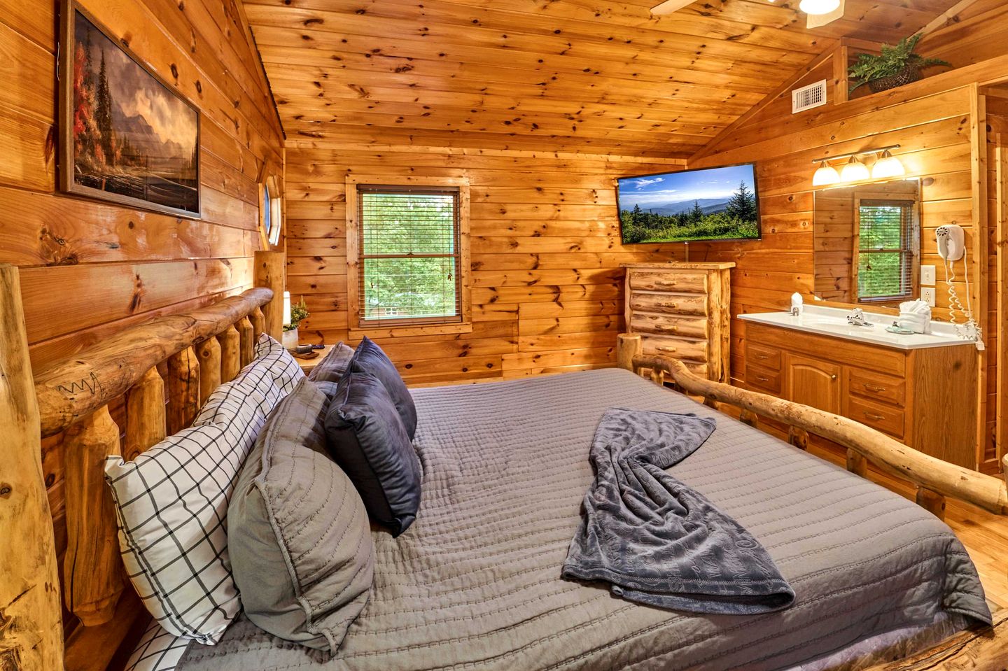 Spacious Cabin Retreat with Hot Tub & Games near Dollywood in Pigeon Forge, TN