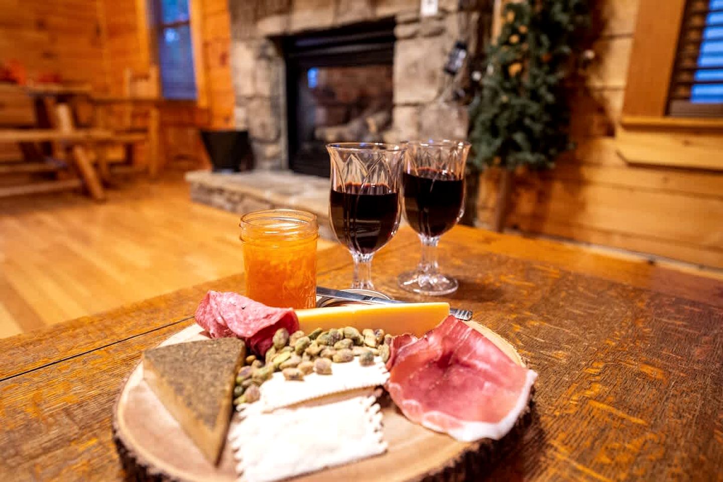 Spacious Cabin Retreat with Hot Tub & Games near Dollywood in Pigeon Forge, TN