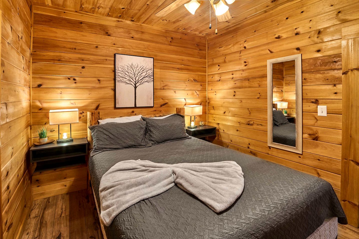 Spacious Cabin Retreat with Hot Tub & Games near Dollywood in Pigeon Forge, TN