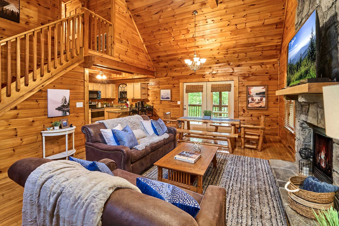 Spacious Cabin Retreat with Hot Tub & Games near Dollywood in Pigeon Forge, TN