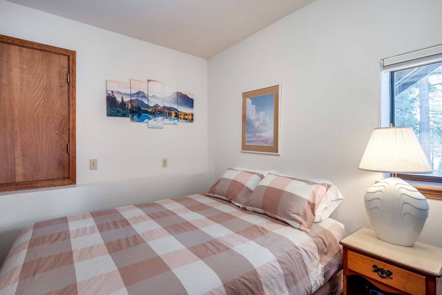 Spacious Cabin For Large Groups Located in the Charming Sky High Ranch in California!