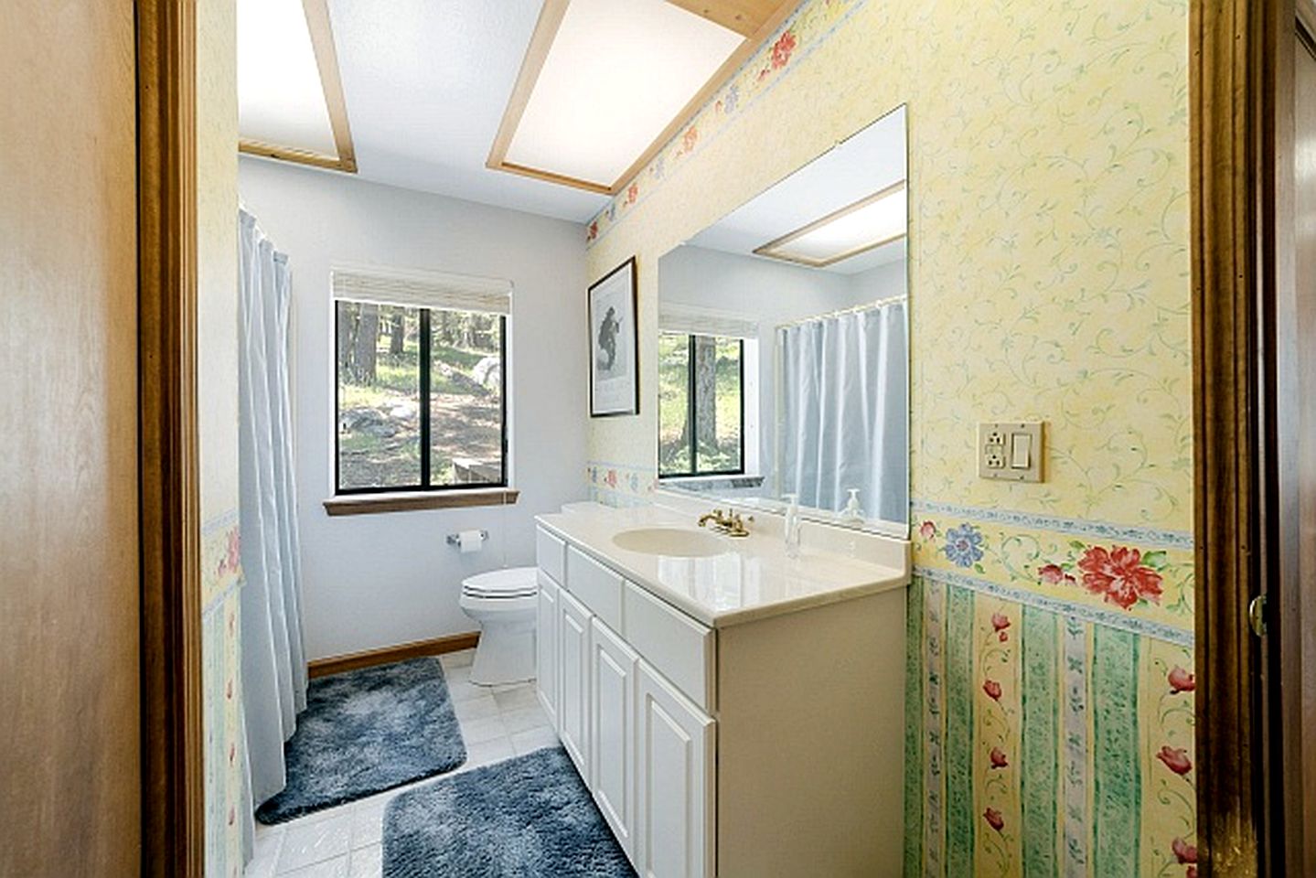 Spacious Cabin For Large Groups Located in the Charming Sky High Ranch in California!