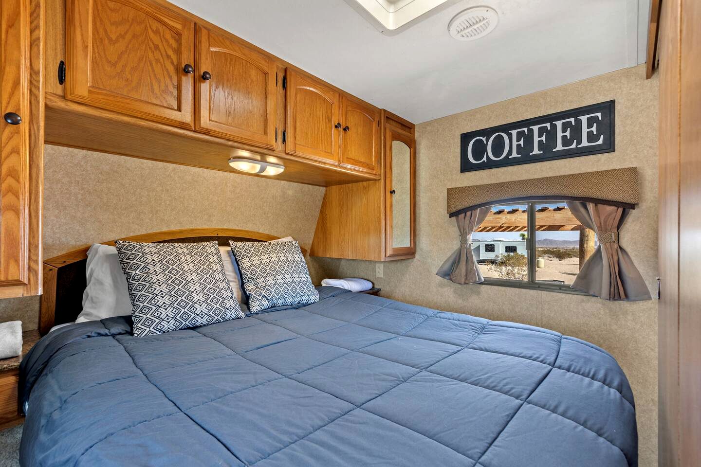 Spacious Caravan Ideal for a Family Getaway in the Desert of Joshua Tree, CA