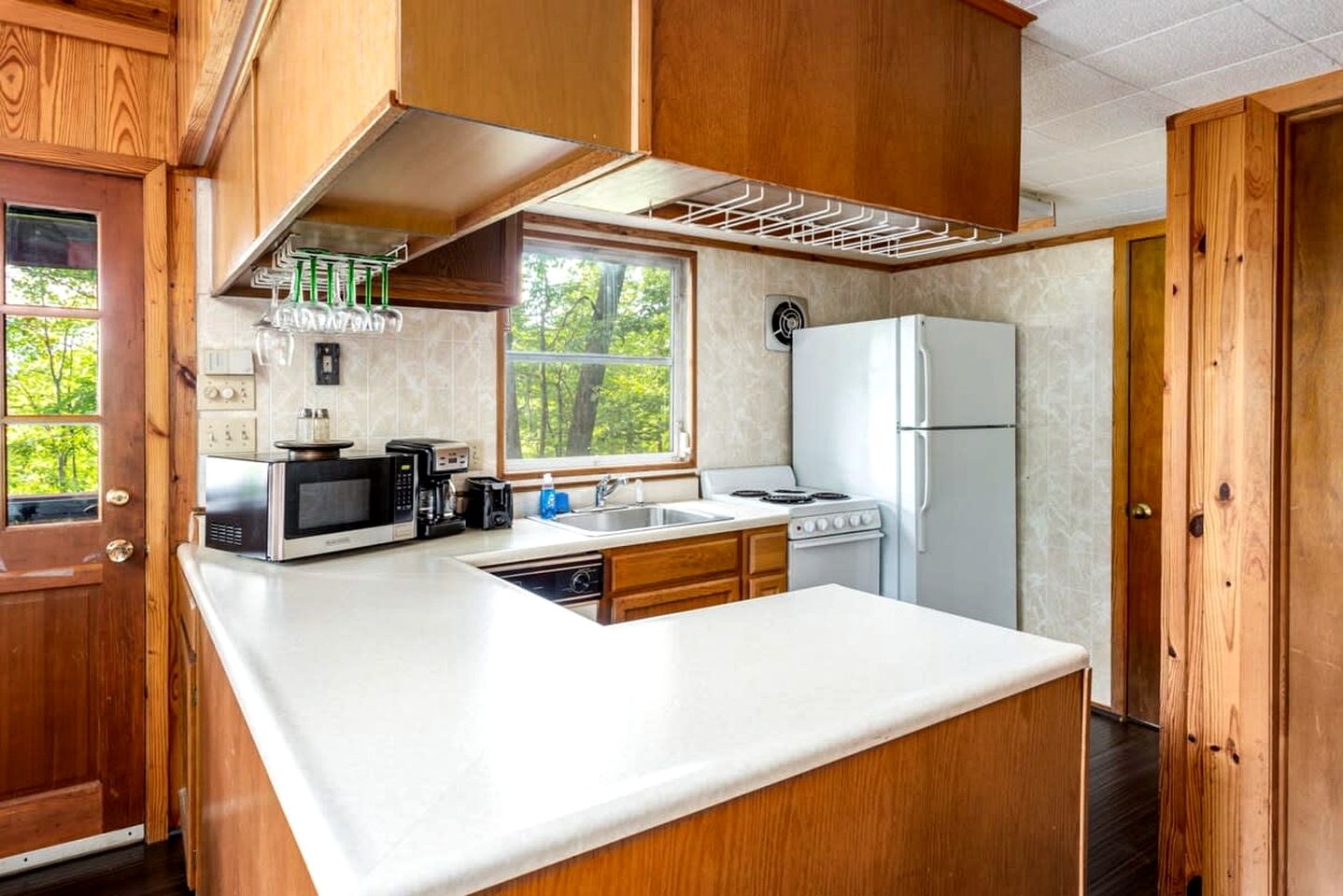 Spacious Chalet-Cabin with Hot Tub, Huge Deck, Fire Pit All Just a 15 Minute Walk to Sleepy Creek in Berkeley Springs, WV