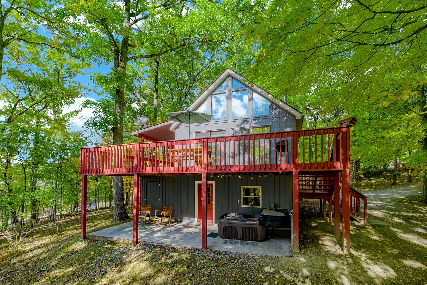 Spacious Chalet-Cabin with Hot Tub, Huge Deck, Fire Pit All Just a 15 Minute Walk to Sleepy Creek in Berkeley Springs, WV