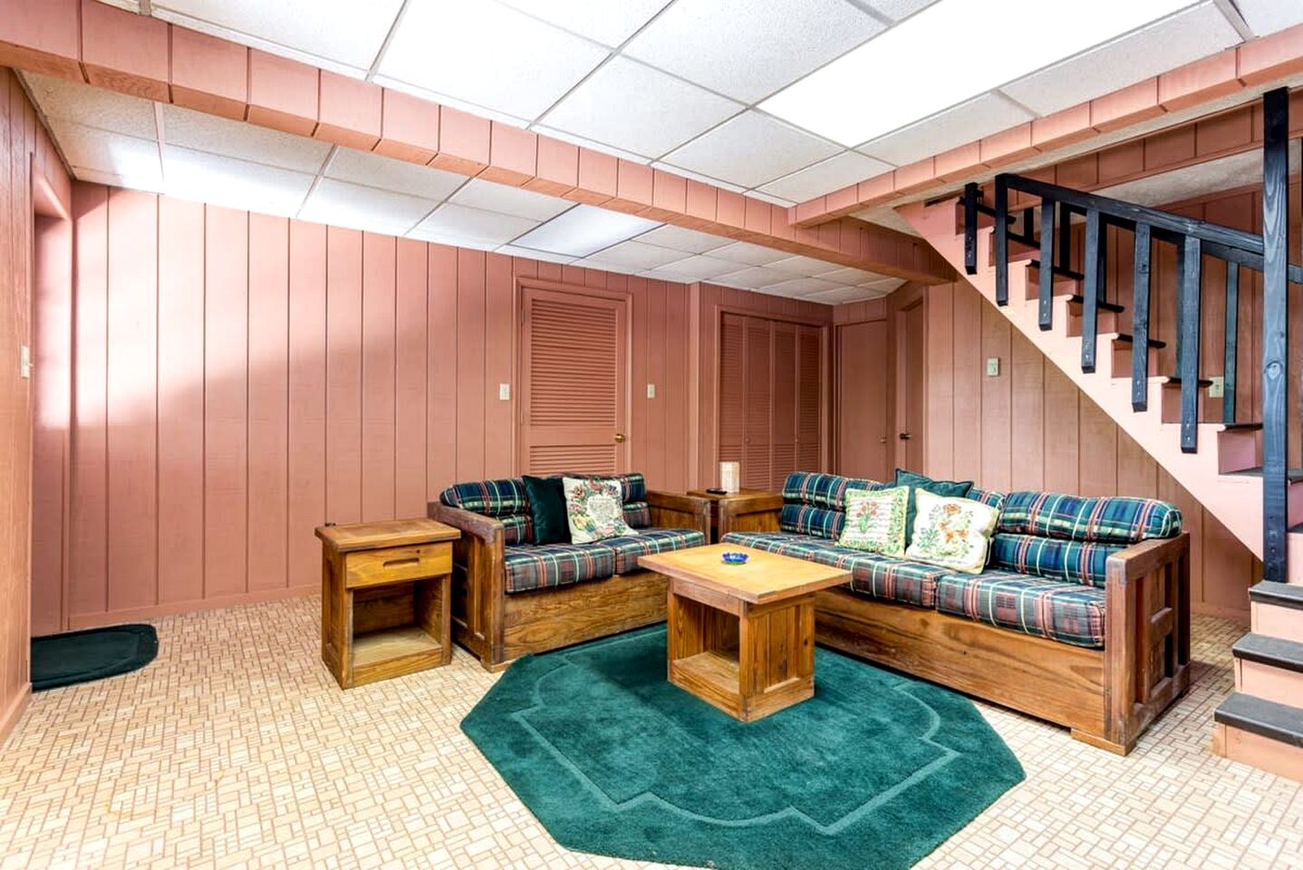 Spacious Chalet-Cabin with Hot Tub, Huge Deck, Fire Pit All Just a 15 Minute Walk to Sleepy Creek in Berkeley Springs, WV