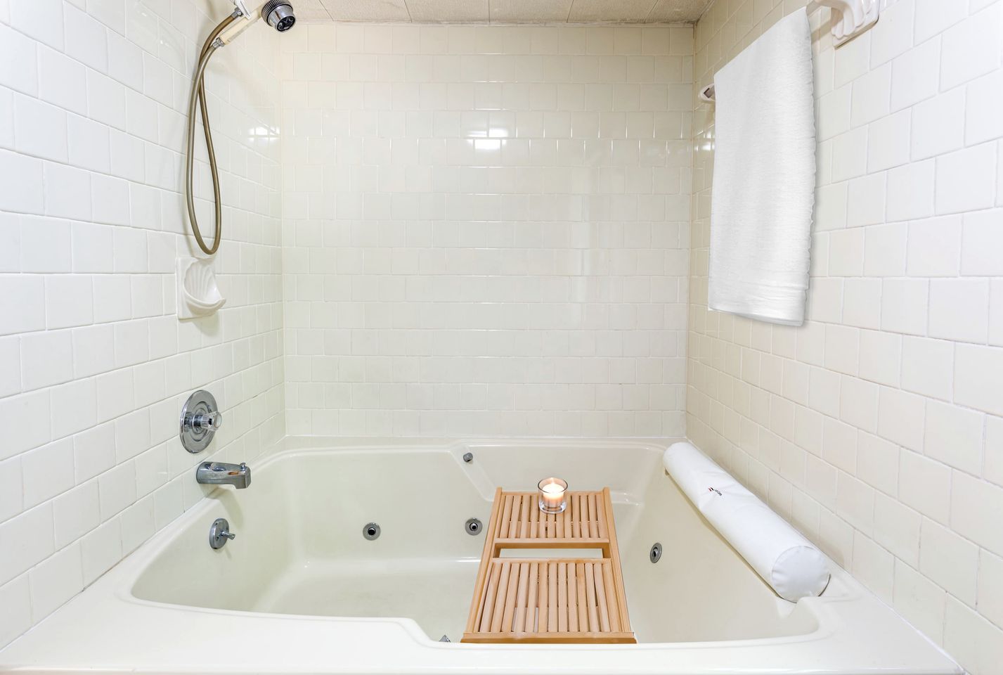 Spacious Chalet-Cabin with Hot Tub, Huge Deck, Fire Pit All Just a 15 Minute Walk to Sleepy Creek in Berkeley Springs, WV