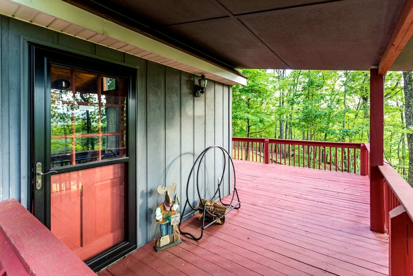 Spacious Chalet-Cabin with Hot Tub, Huge Deck, Fire Pit All Just a 15 Minute Walk to Sleepy Creek in Berkeley Springs, WV