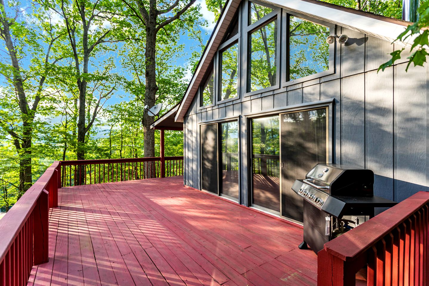 Spacious Chalet-Cabin with Hot Tub, Huge Deck, Fire Pit All Just a 15 Minute Walk to Sleepy Creek in Berkeley Springs, WV