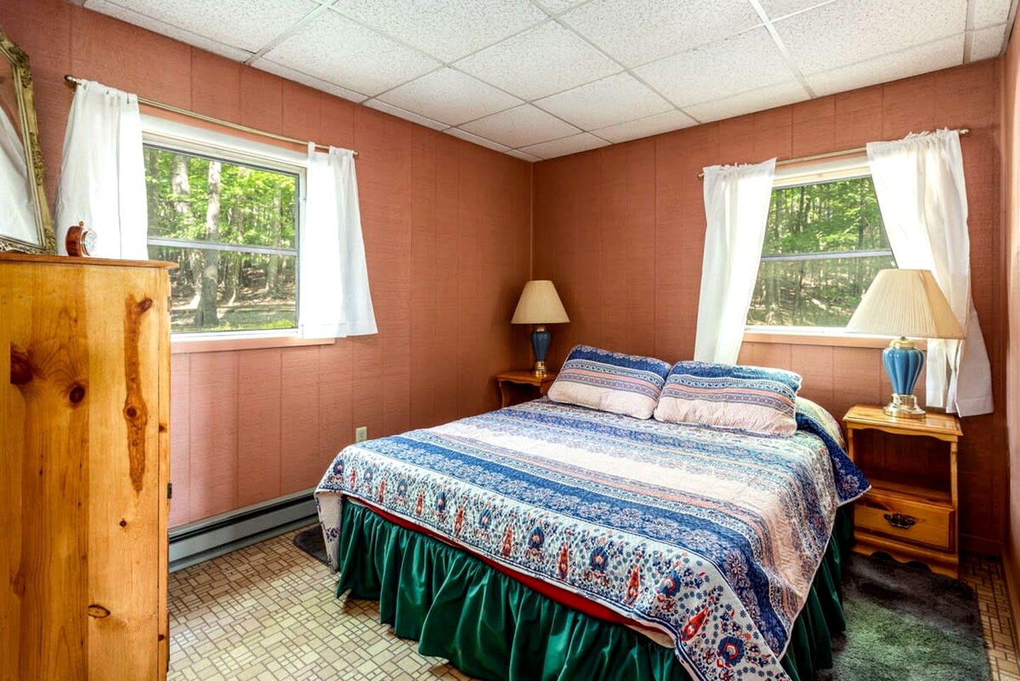 Spacious Chalet-Cabin with Hot Tub, Huge Deck, Fire Pit All Just a 15 Minute Walk to Sleepy Creek in Berkeley Springs, WV