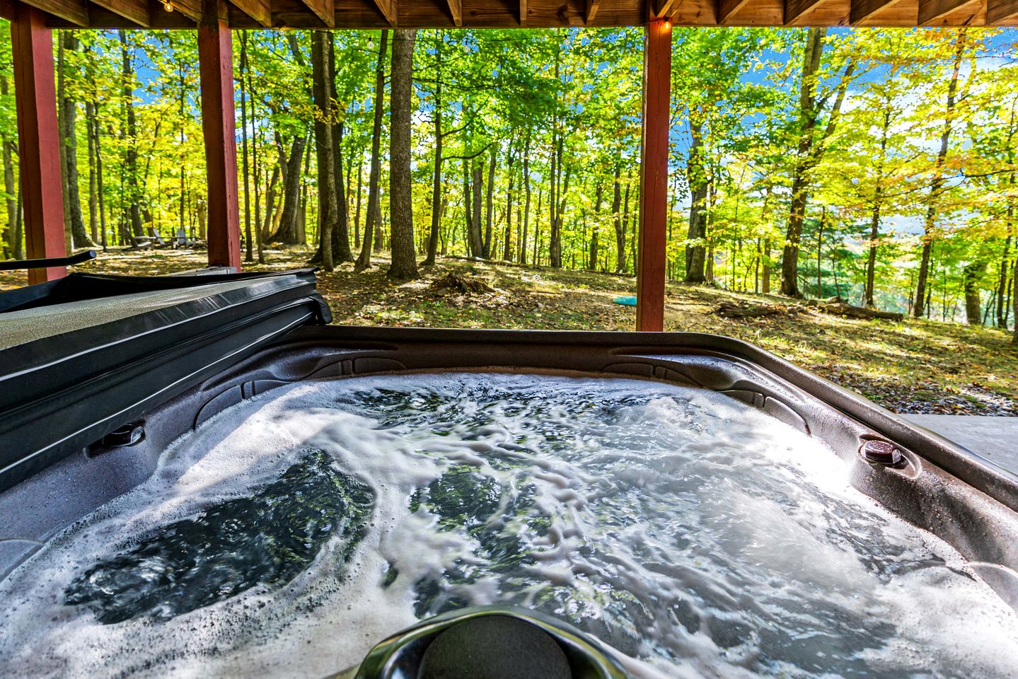 Spacious Chalet-Cabin with Hot Tub, Huge Deck, Fire Pit All Just a 15 Minute Walk to Sleepy Creek in Berkeley Springs, WV