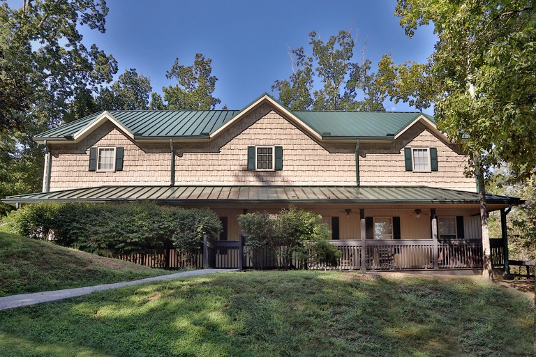 Enormous Cabin Retreat with Theater and Incredible Game Room in Pigeon Forge, Tennessee