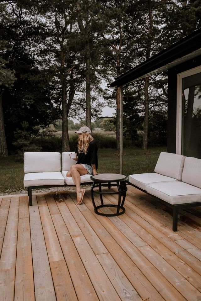 Spacious Cottage with Indoor Heated Pool Near Sandbanks Provincial Park, Picton, Ontario