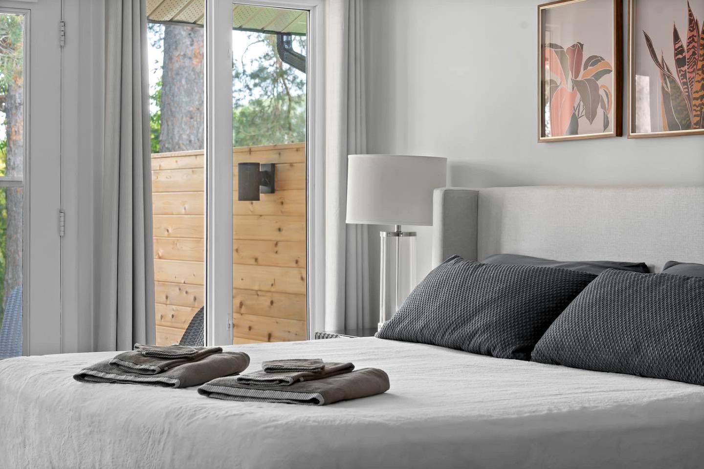 Spacious Cottage with Indoor Heated Pool Near Sandbanks Provincial Park, Picton, Ontario