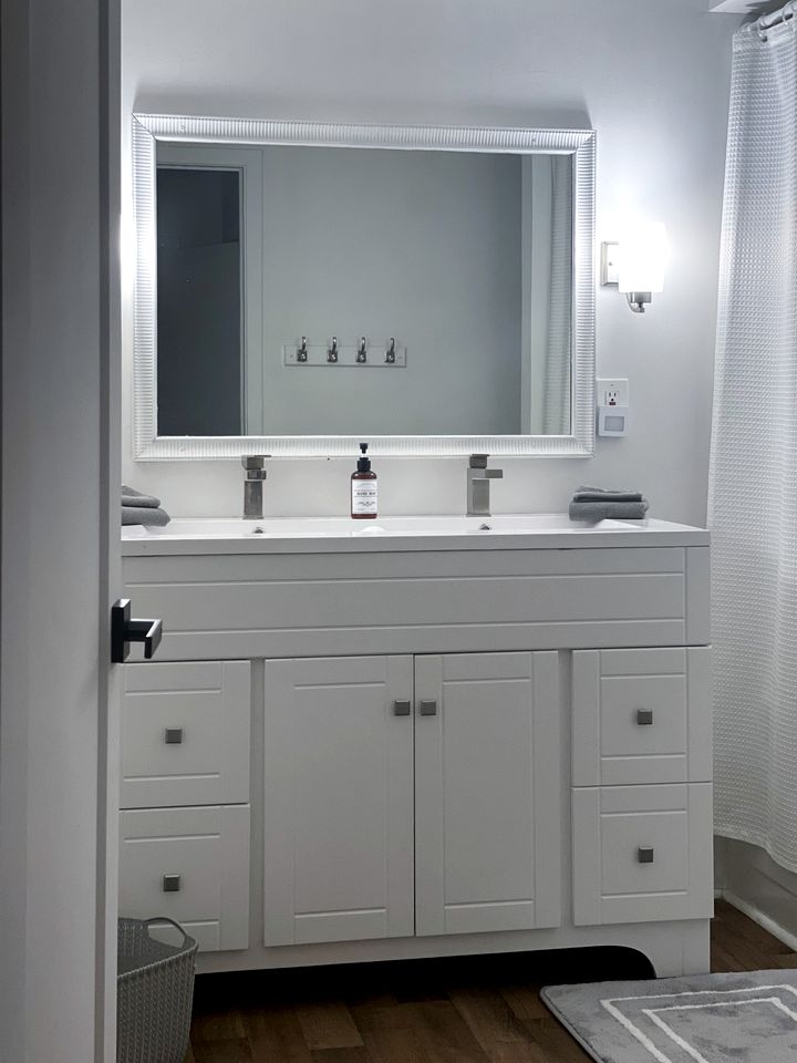 Spacious Cottage with Indoor Heated Pool Near Sandbanks Provincial Park, Picton, Ontario