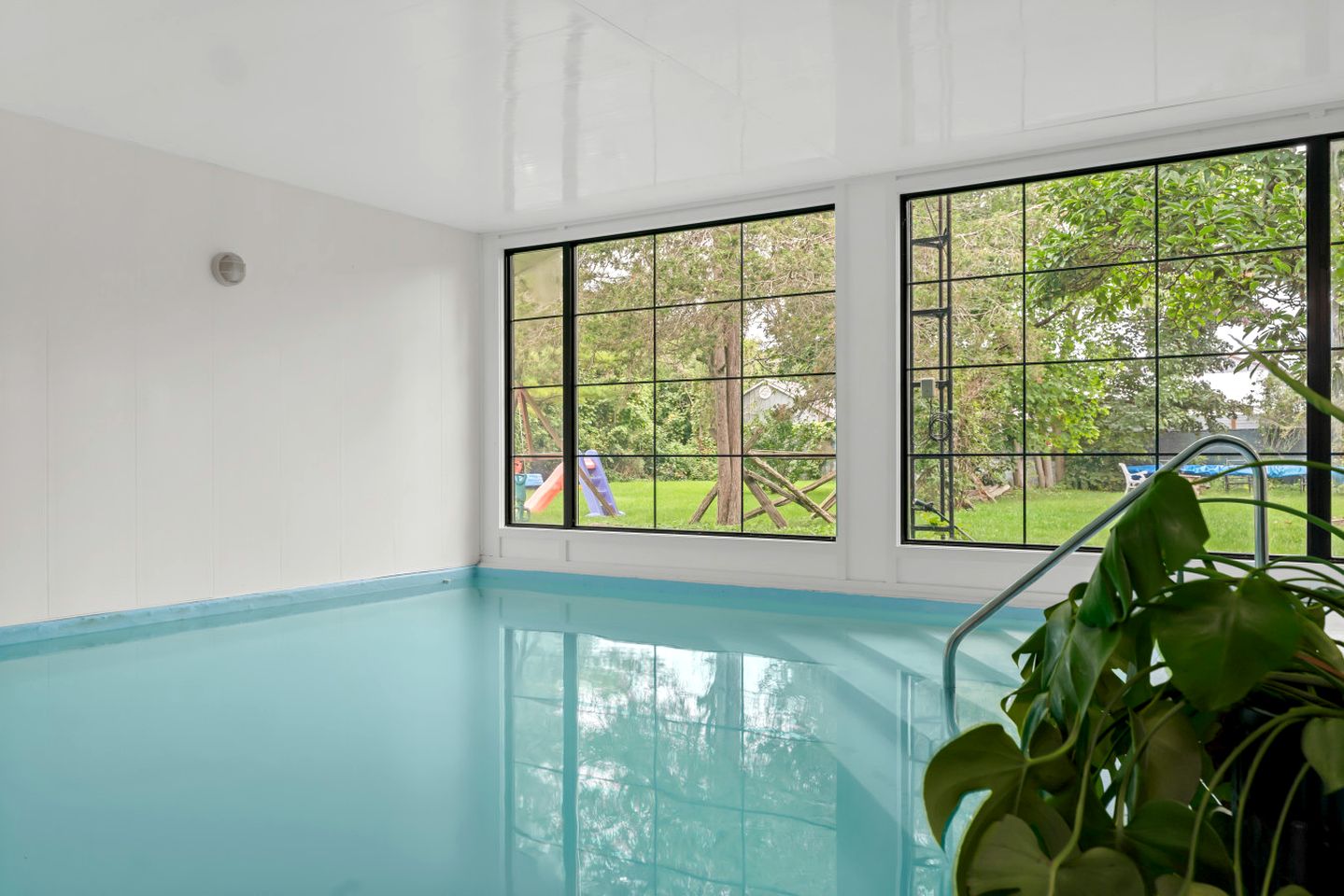 Spacious Cottage with Indoor Heated Pool Near Sandbanks Provincial Park, Picton, Ontario