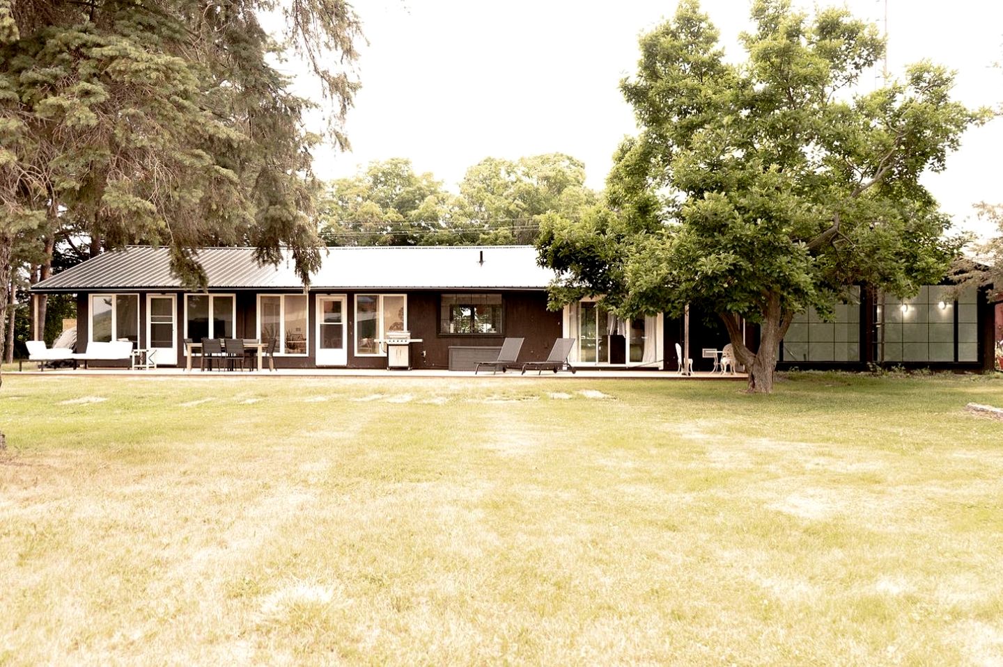 Spacious Cottage with Indoor Heated Pool Near Sandbanks Provincial Park, Picton, Ontario