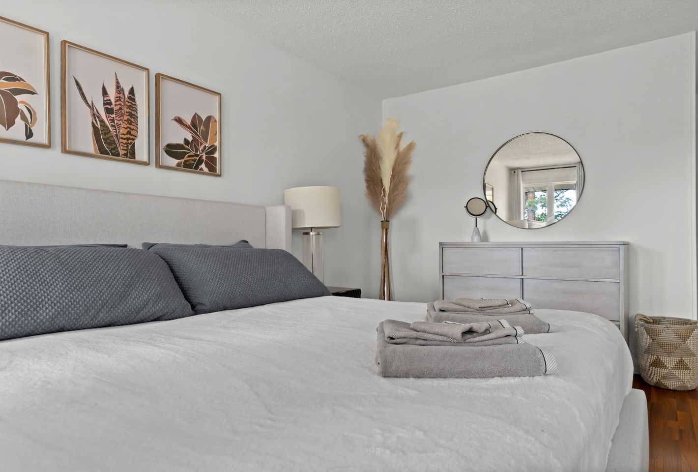 Spacious Cottage with Indoor Heated Pool Near Sandbanks Provincial Park, Picton, Ontario