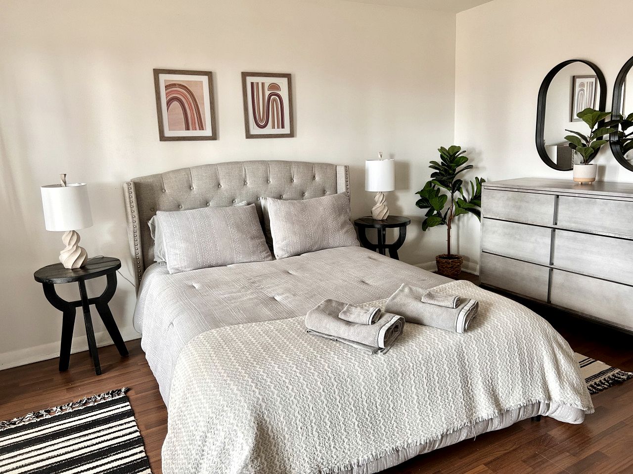 Spacious Cottage with Indoor Heated Pool Near Sandbanks Provincial Park, Picton, Ontario