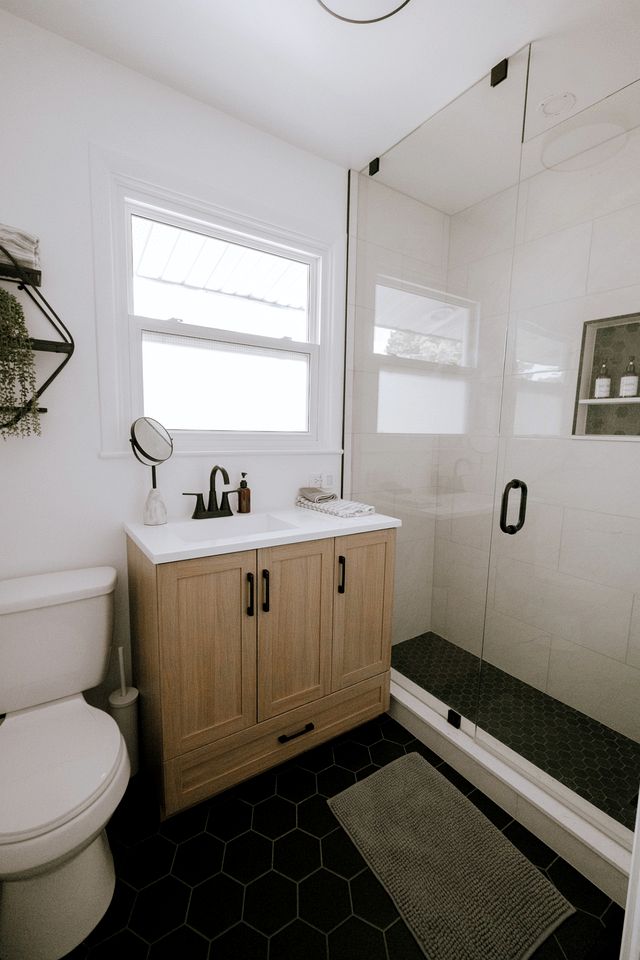 Spacious Cottage with Indoor Heated Pool Near Sandbanks Provincial Park, Picton, Ontario