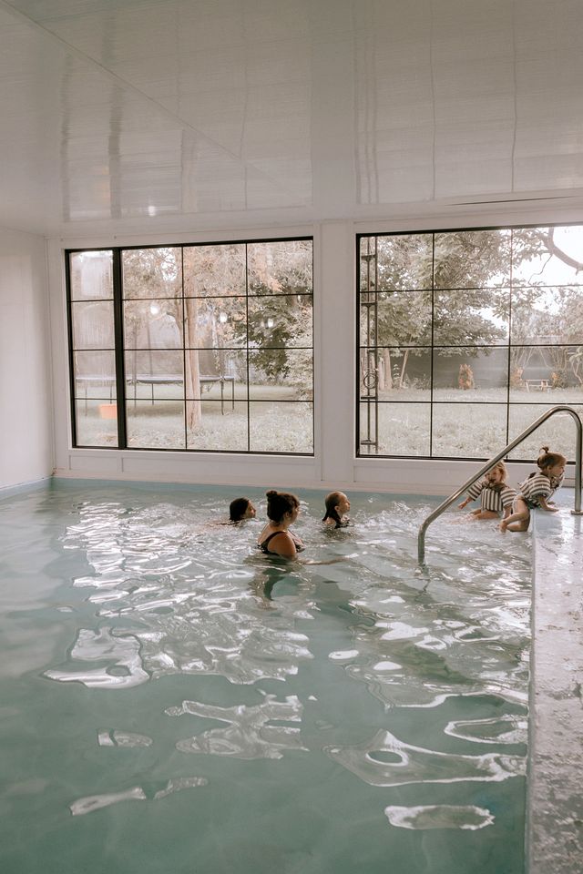 Spacious Cottage with Indoor Heated Pool Near Sandbanks Provincial Park, Picton, Ontario