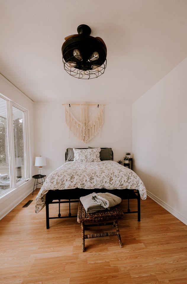 Spacious Cottage with Indoor Heated Pool Near Sandbanks Provincial Park, Picton, Ontario