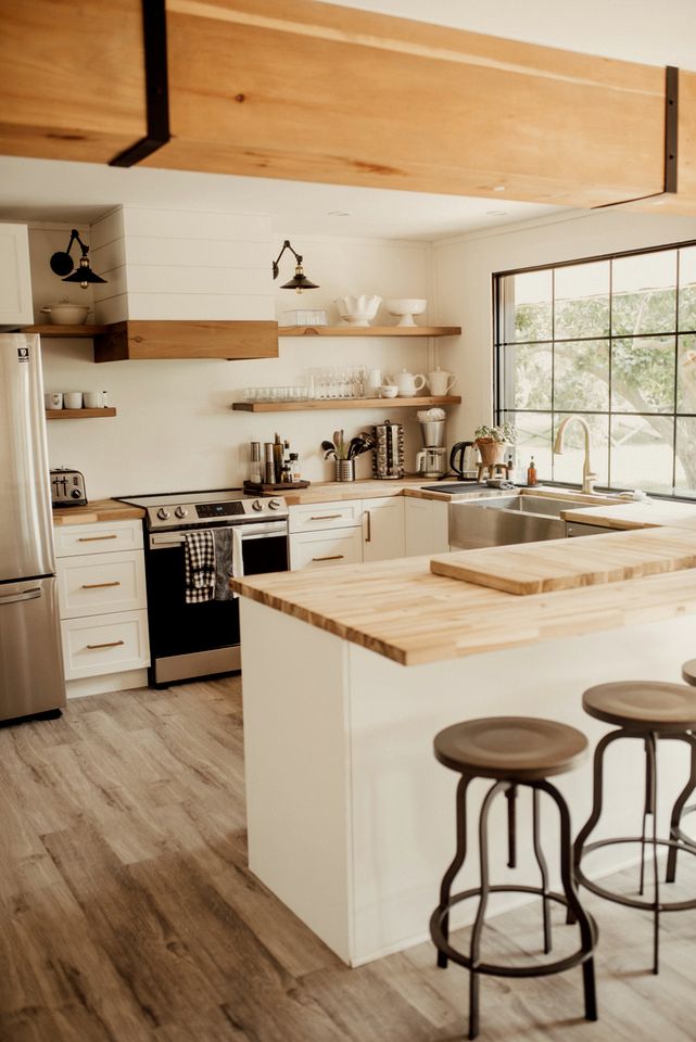 Spacious Cottage with Indoor Heated Pool Near Sandbanks Provincial Park, Picton, Ontario