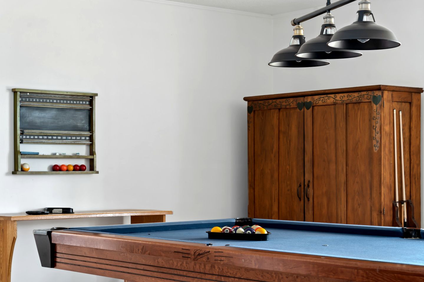 Spacious Cottage with Indoor Heated Pool Near Sandbanks Provincial Park, Picton, Ontario