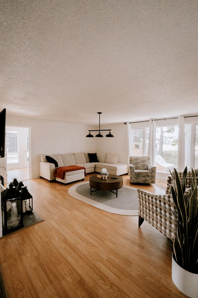 Spacious Cottage with Indoor Heated Pool Near Sandbanks Provincial Park, Picton, Ontario