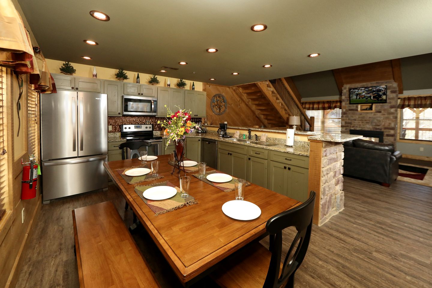 Amazing Cute Cabin with Fireplace, Game Room, Swimming Pool and Hot-tub in Gatlinburg, Tennessee