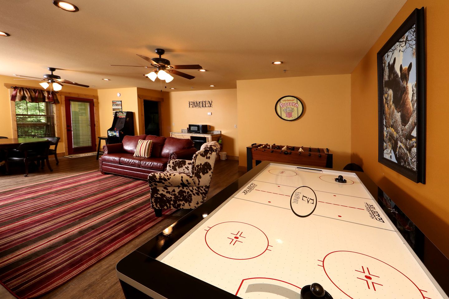 Amazing Cute Cabin with Fireplace, Game Room, Swimming Pool and Hot-tub in Gatlinburg, Tennessee